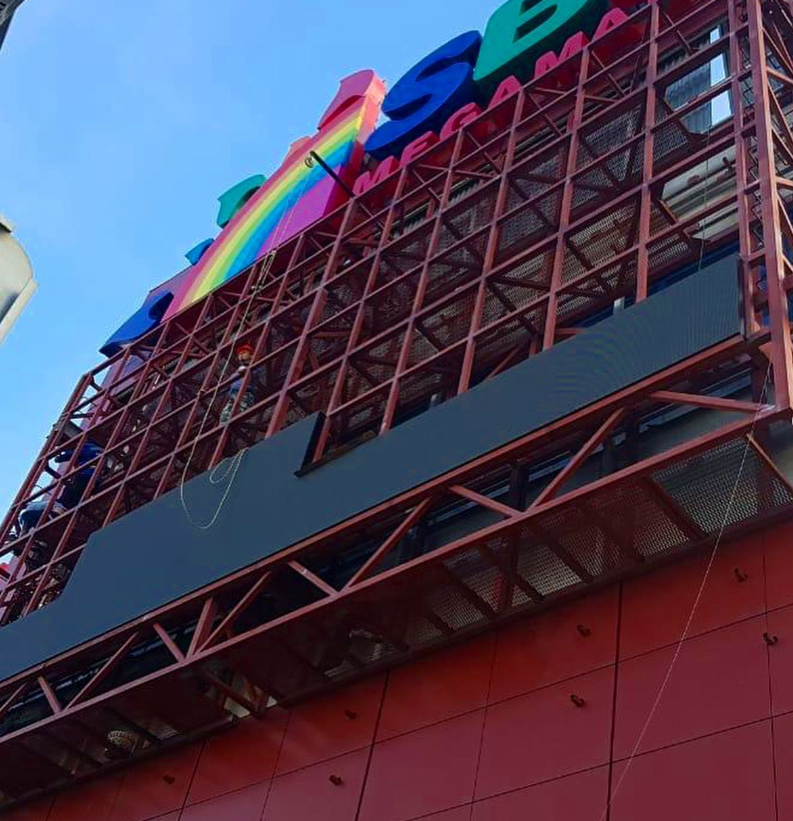 Монтажная конструкция LED-экрана — SBS Megamall